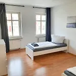 Fusslaeufig Zur Stadt, Smart-tv, Wlan & Platz Fuer Paare & Gruppen マクデブルク