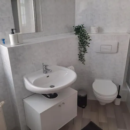 Fußläufig Zur Stadt, Smart-tv, Wlan&platz Für Paare&gruppen Apartment